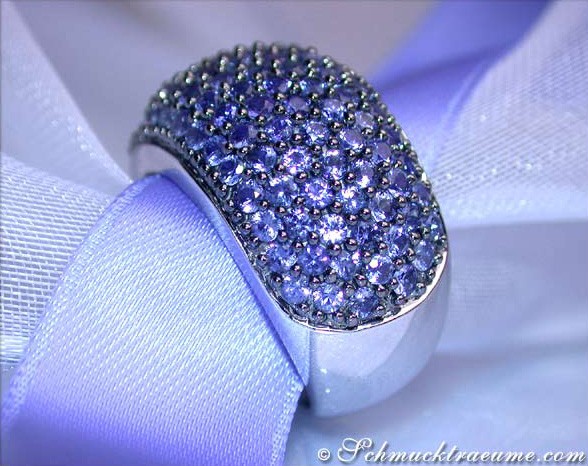 Saphir-Pavé-Ring aus Weißgold 585, detailreich mit funkelnden Steinen, auf Schleife präsentiert.