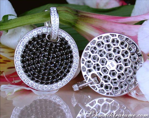 Weißgold 750 Ohrringe mit schwarzen und weißen Diamanten, Detailaufnahme, floraler Hintergrund