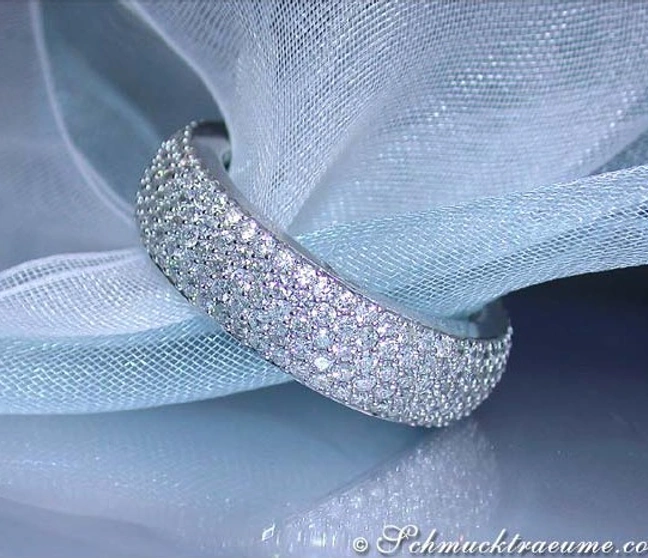 Prachtvoller Diamant Memory Ring in Weißgold 750, Detailaufnahme auf blauem Tüll Prachtvoller Diamant Memory Ring in Weißgold 750, Detailaufnahme auf blauem Tüll