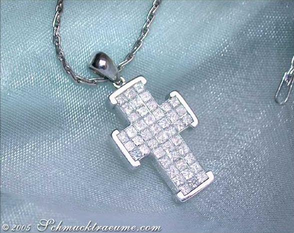 Kreuzanhänger aus Weißgold 750 mit 45 Diamanten, Detailansicht