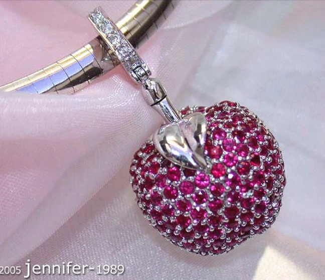 Edelstein-Apfelanhänger mit Rubinen und Diamanten, detailreich verziert. Edelstein-Apfelanhänger mit Rubinen und Diamanten, detailreich verziert.