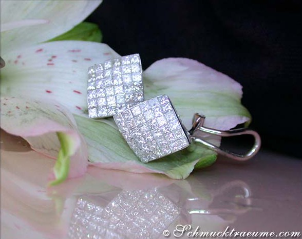 Princess-Diamant-Ohrstecker in Weißgold, Detailaufnahme, elegant und glitzernd