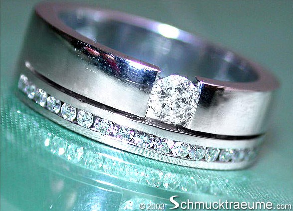 Weißgoldring mit Brillant und Diamantband, Detailaufnahme, hochglänzend, hochwertig