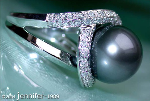 Detailansicht des Tahitiperlen-Brillanten-Rings in Weißgold, glänzende Diamanten, elegante Perspektive.