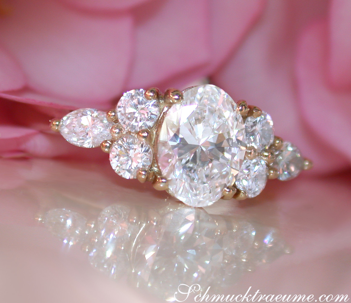 Verziertes Ovalschliff-Diamant-Ringdetail auf rosafarbenem Hintergrund