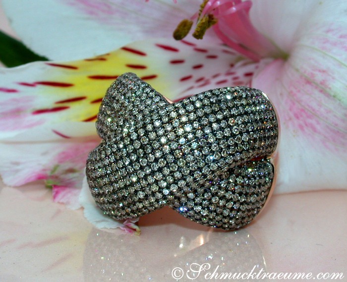 Blumige Umgebung mit Diamant-Ring in Roségold 585, detailreich, glänzend, exklusiv.