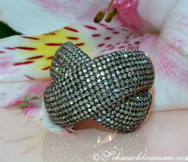 Blumige Umgebung mit Diamant-Ring in Roségold 585, detailreich, glänzend, exklusiv. Blumige Umgebung mit Diamant-Ring in Roségold 585, detailreich, glänzend, exklusiv.