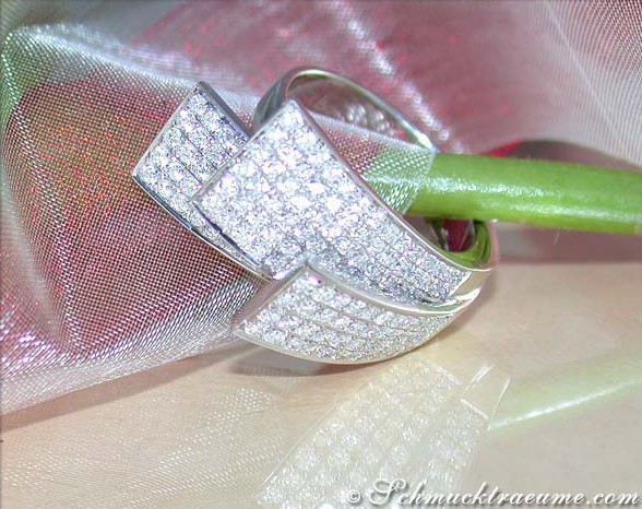 Detailansicht des exklusiven Brillantenringes im Fächer-Design auf Silbergrund