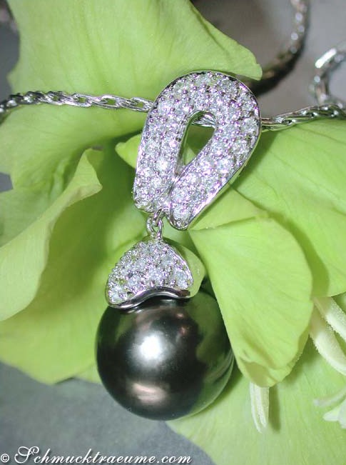 Schmuck mit Perle und Diamanten, Detailaufnahme, Anhänger mit Glanz und Eleganz