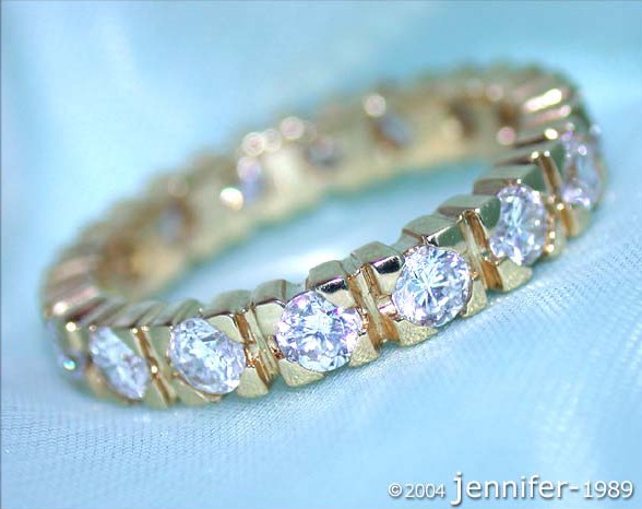 Goldener Diamant Memory Ring mit 1.900 Karat, TW VS, auf blauem Hintergrund.