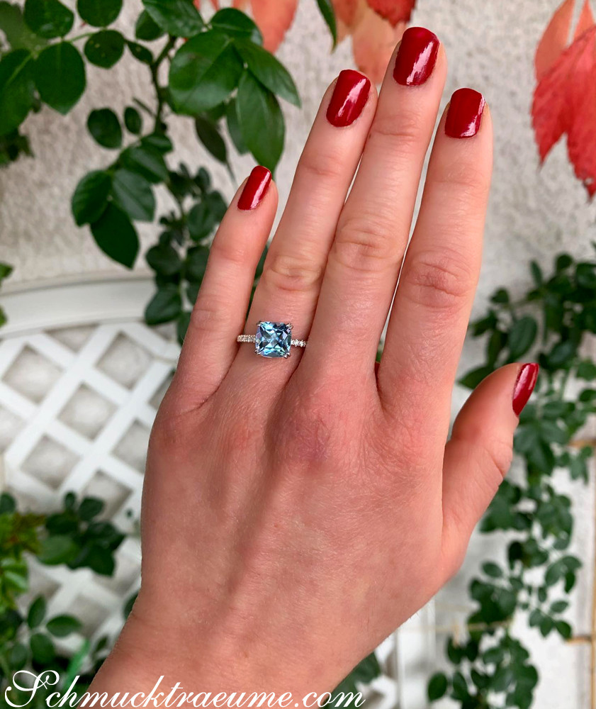 Ringszene mit roten Nagellack und Aquamarin-Diamant-Ring, Detailaufnahme