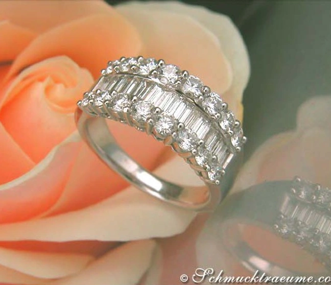 Platin-950-Ring mit Baguette- und runden Brillanten, auf Rosenblüte platziert Platin-950-Ring mit Baguette- und runden Brillanten, auf Rosenblüte platziert