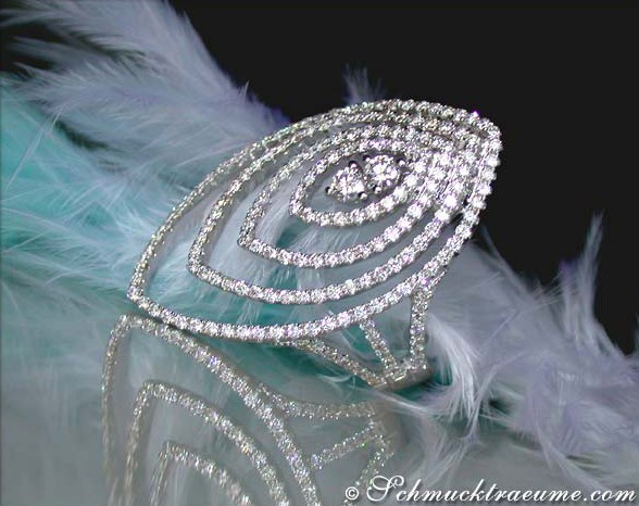 Schimmernder Diamantring mit weißem Federschmuck