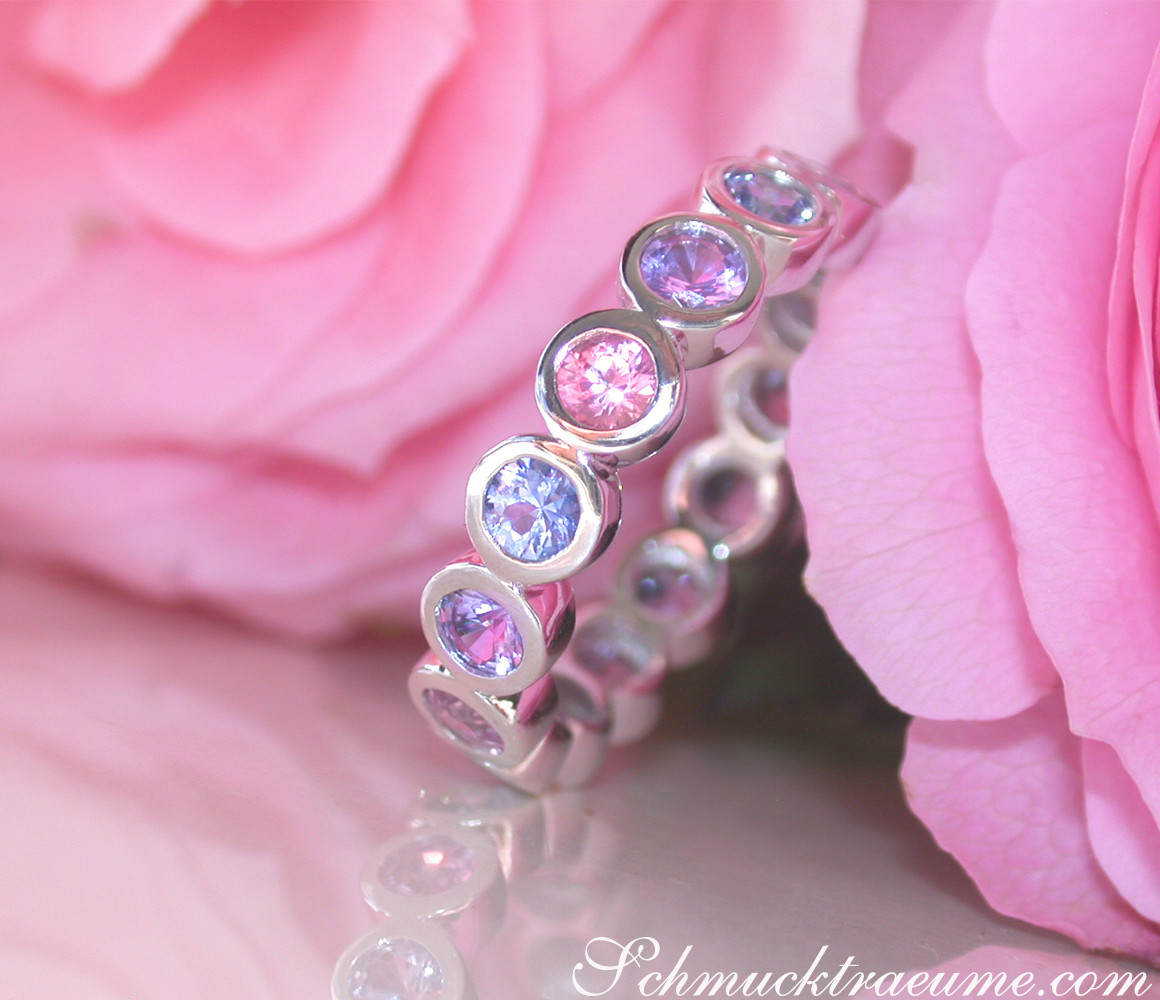 Pastellfarbener Saphir Memory Ring auf rosa Rosenblüte