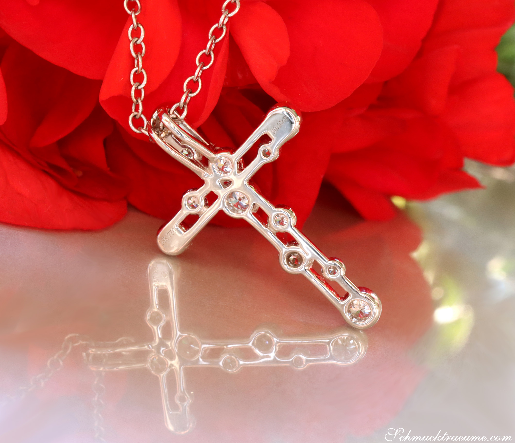 Raffinierter Kreuzanhänger mit Brillanten in Weißgold, Detailaufnahme