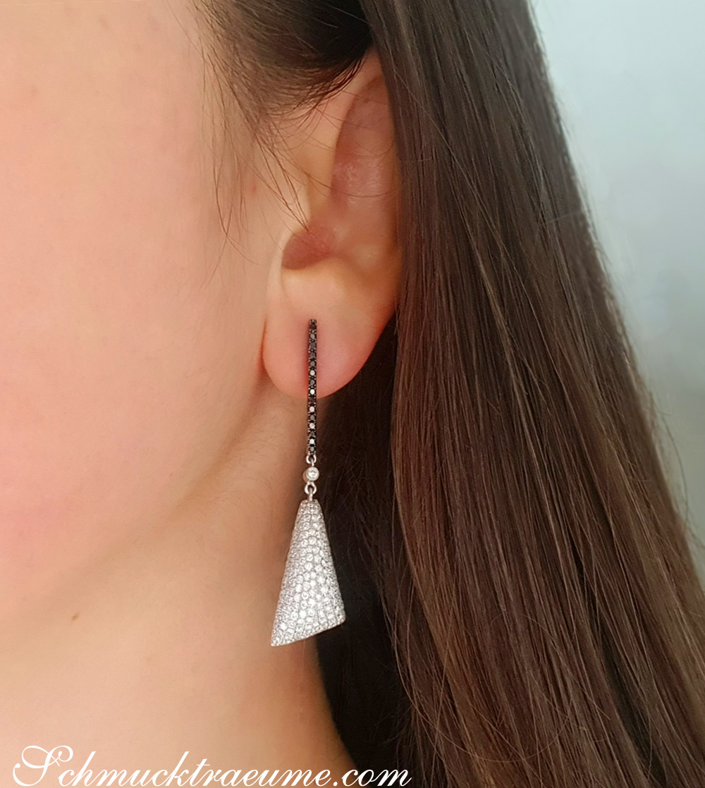 Schwarz-weiße Diamant-Ohrhänger mit Spitze im Detail, getragen