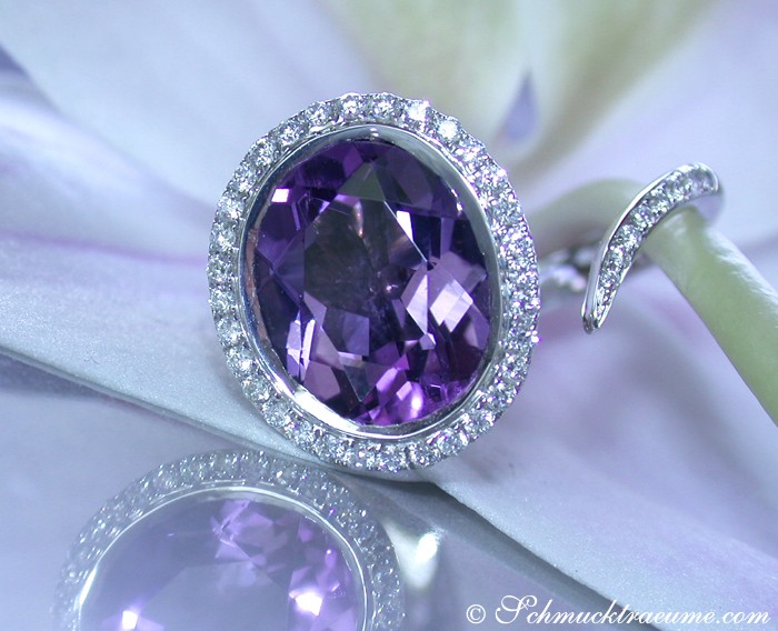 Interessanter Amethyst-Ring in Weißgold mit 4.389 Karat und funkelnden Brillanten