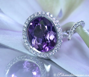 Interessanter Amethyst-Ring in Weißgold mit 4.389 Karat und funkelnden Brillanten