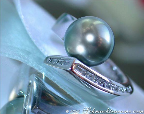 Detailansicht eines Tahitiperlen-Rings mit Diamanten, elegant aufgelegt.