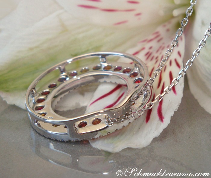 Silberner Regenbogen Saphir Anhänger mit Brillanten, detailreich, auf zarter Kette.