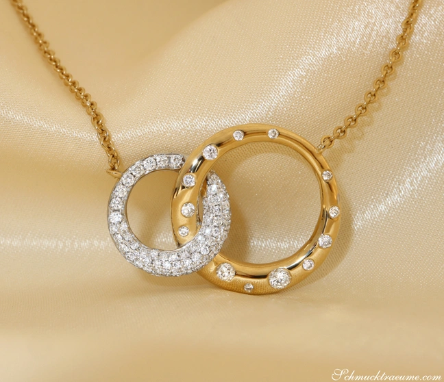 Gelbgold-Halskette mit zwei ineinander verschlungenen Ringen und Brillanten, detailreich, elegant, luxuriös. Gelbgold-Halskette mit zwei ineinander verschlungenen Ringen und Brillanten, detailreich, elegant, luxuriös.