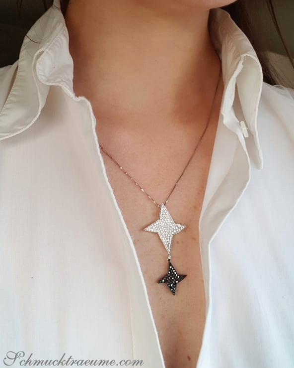 Schwarz-weißer Diamant-Anhänger in Form eines Sterns getragen