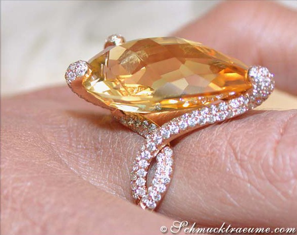 Rosenkugelring mit Citrin und Brillanten, Detailaufnahme auf Hand