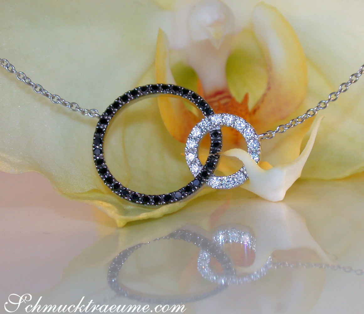 Schwarz-weiße Diamantkette im Kreisdesign auf Roseblatt, zarte Linien, moderner Chic