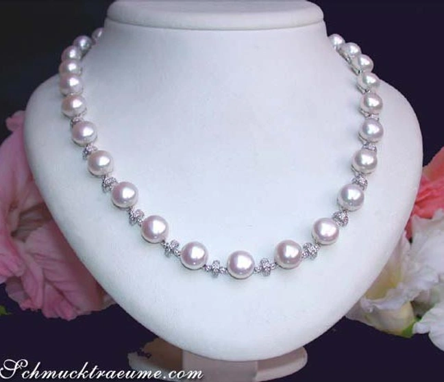 Süßwasserperlen-Collier mit Kristallen, 40 cm lang, auf Puppenhalskette, umgeben von Rosenblüten. Süßwasserperlen-Collier mit Kristallen, 40 cm lang, auf Puppenhalskette, umgeben von Rosenblüten.