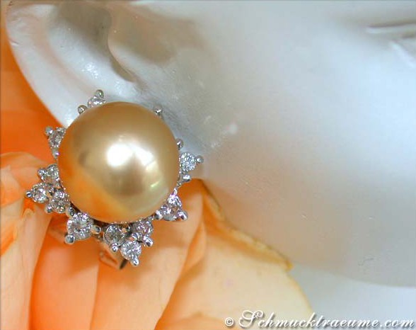 Sternförmiger Ohrstecker aus Weißgold mit goldenem Perlenzentrum und Diamanten, Detailaufnahme