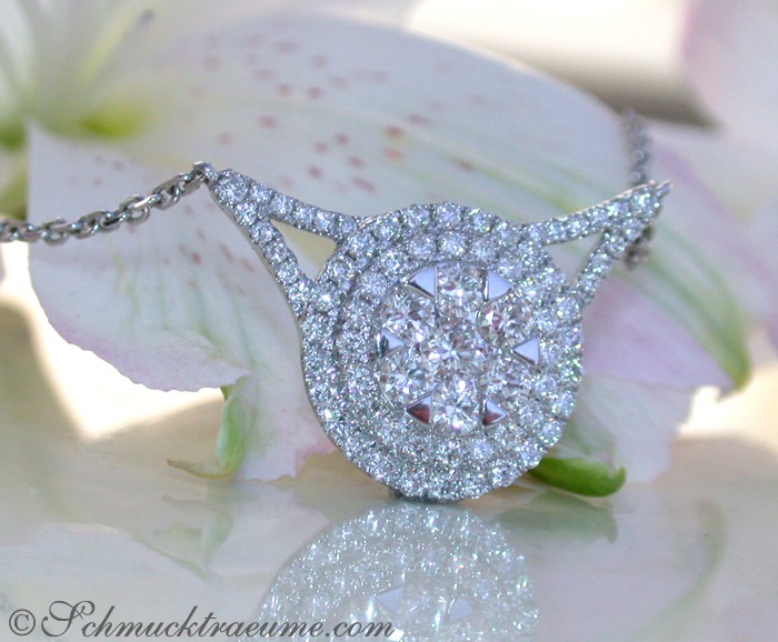 Weißgold-Halskette mit Diamant-Blütenmotiv auf Blüte, Detailaufnahme