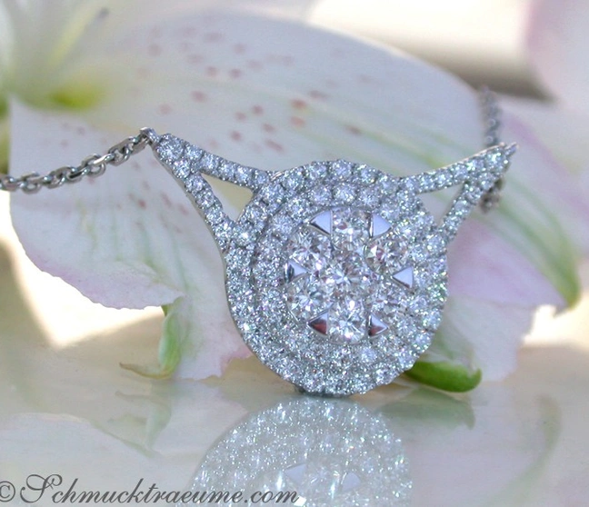 Weißgold-Halskette mit Diamant-Blütenmotiv auf Blüte, Detailaufnahme Weißgold-Halskette mit Diamant-Blütenmotiv auf Blüte, Detailaufnahme