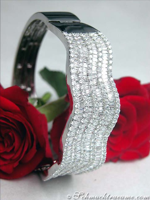 Schimmernder Diamant-Armreif mit fließenden Linien auf Model