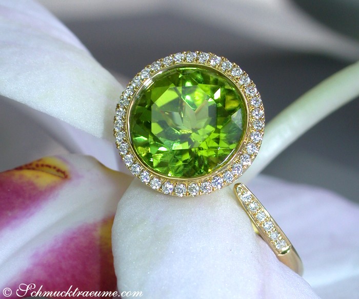Peridot-Ring mit Diamanten in Gelbgold 750