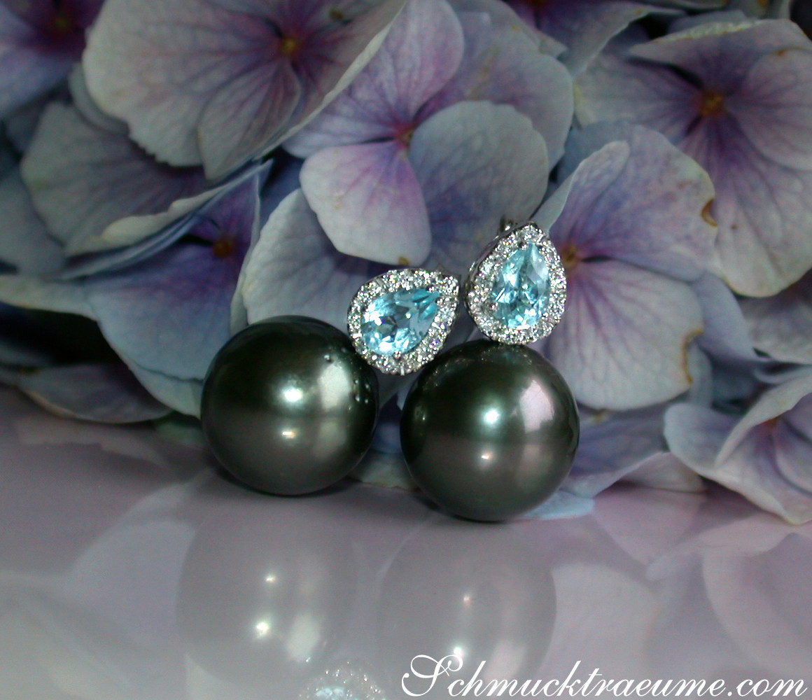 Tahitiperlen-Ohrstecker mit Aquamarinen und Diamanten auf Hortensienblüten.