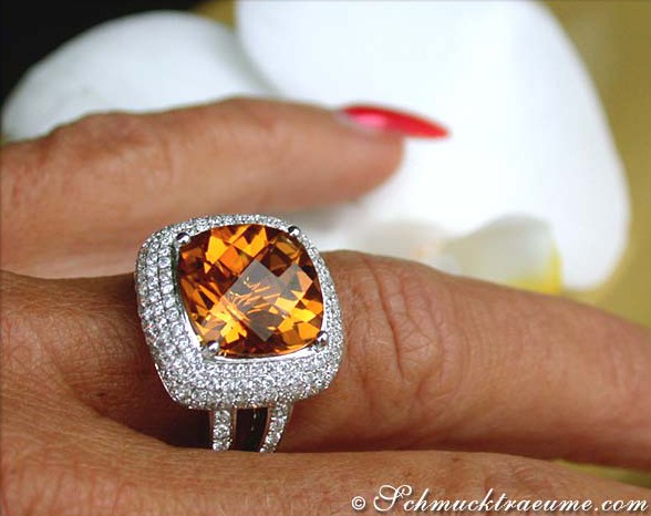 Weißgoldring mit intensivem Madeira Citrin und Diamanten, Detailaufnahme auf Hand.