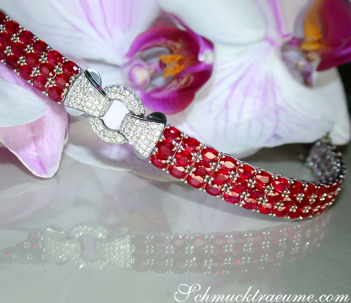 Luxus-Rubin-Armband mit Brillanten, detailreich, weißgold 750, Orchideen im Hintergrund.