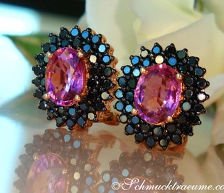 Pink Turmalin Ohrstecker mit schwarzen Diamanten auf glänzender Oberfläche