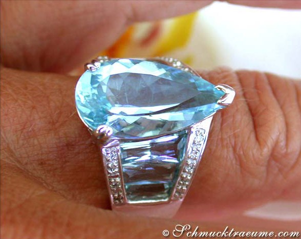 Weißgold-Aquamarin-Ring mit Diamanten getragen, Detailaufnahme.