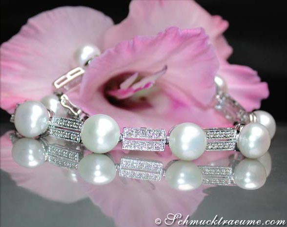 Süßwasserperlen-Armband mit Diamanten auf rosa Blume.
