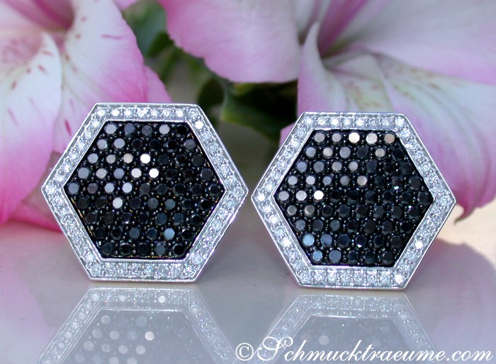 Hexagonale Ohrringe aus Weißgold mit schwarzen und weißen Diamanten