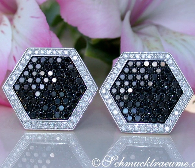 Hexagonale Ohrringe aus Weißgold mit schwarzen und weißen Diamanten Hexagonale Ohrringe aus Weißgold mit schwarzen und weißen Diamanten