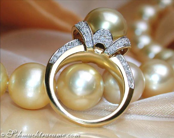 Goldener Südseeperlenring mit Brillanten im Kragen-Design, Detailaufnahme, elegant getragen.