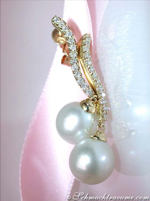 Detailansicht von Gelbgold-Ohrringen mit Südseeperlen und Brillanten
