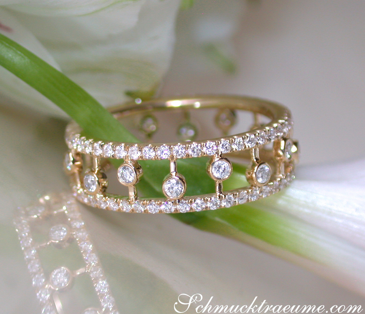 Goldener Diamantenring mit TW SI, 0.950 Karat, Detailaufnahme auf Blüte, elegant und luxuriös.