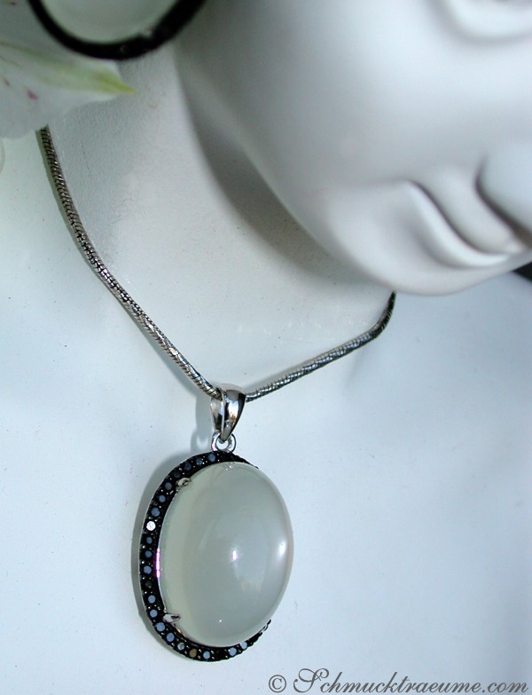 Silbergrauer Mondstein-Anhänger mit schwarzen Diamanten, Detailansicht auf weißem Hintergrund.