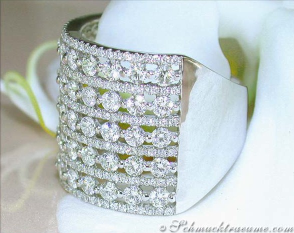 Detailansicht des extra breiten Brillantenrings mit makellosen Diamanten in Weißgold 750.