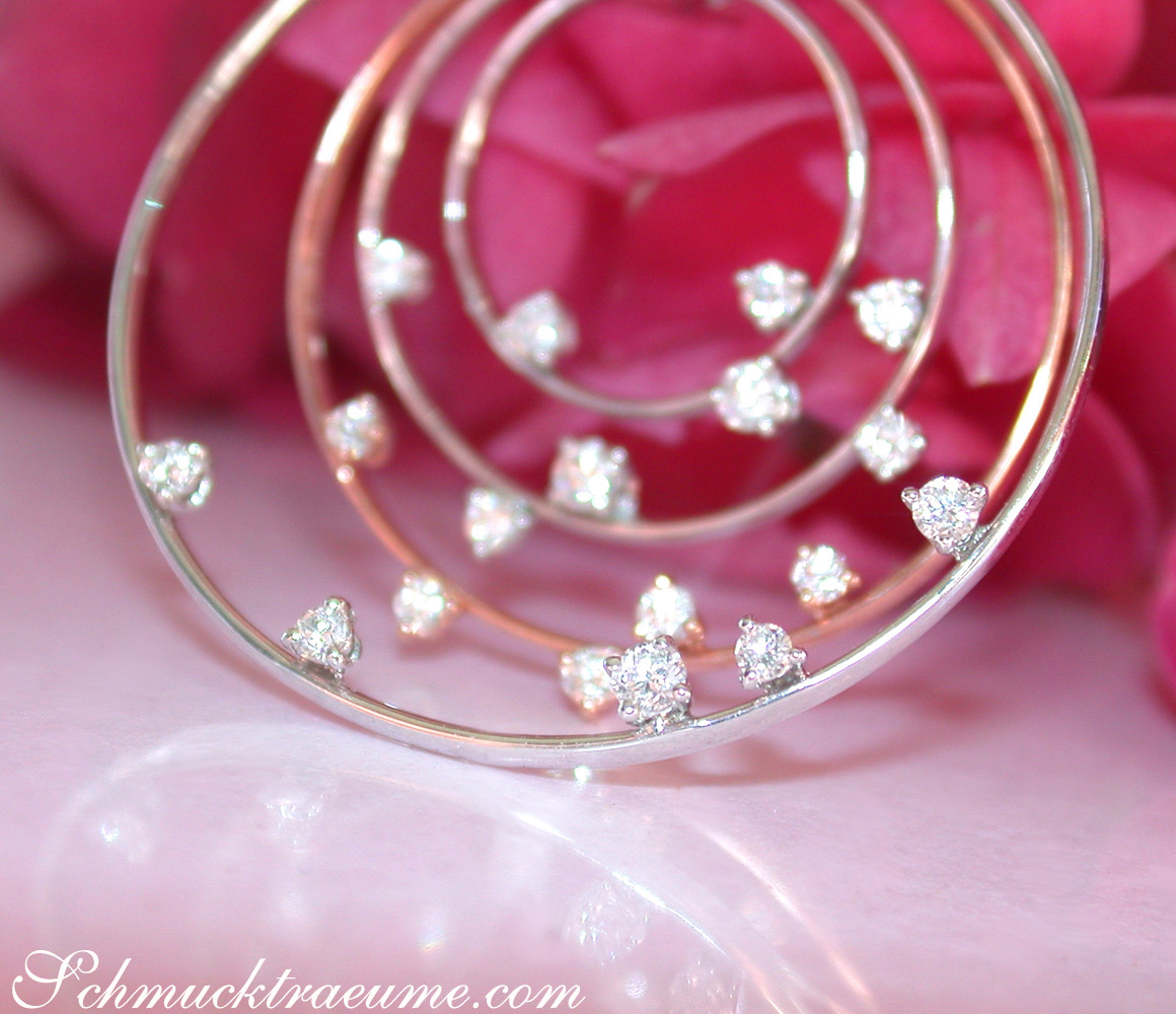 Kreis-Anhänger aus Weißgold mit funkelnden Brillanten, sanfte Perspektive auf rosafarbenem Hintergrund.