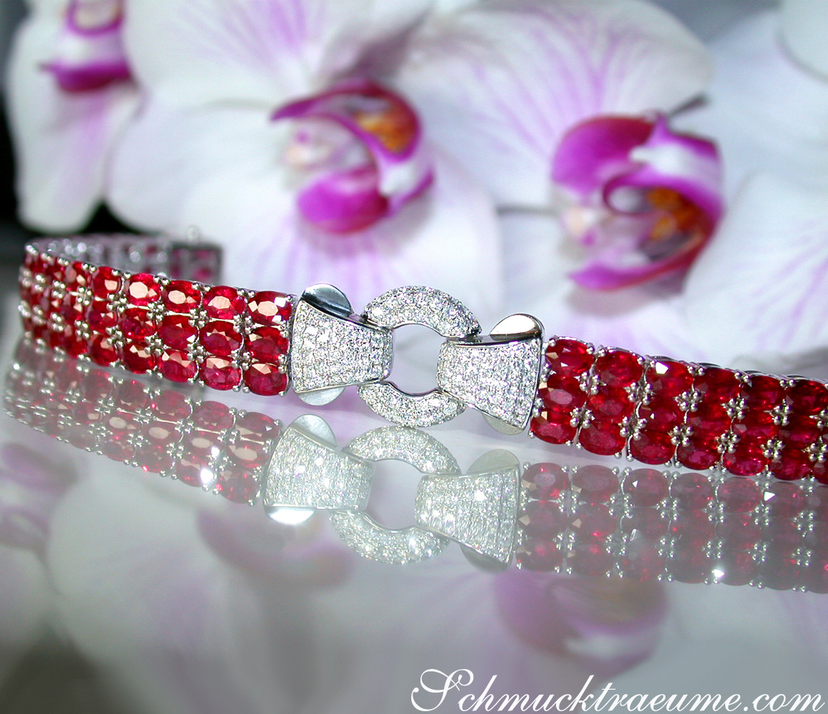 Rubin-Armband mit Brillanten, Detailaufnahme, Blütenhintergrund