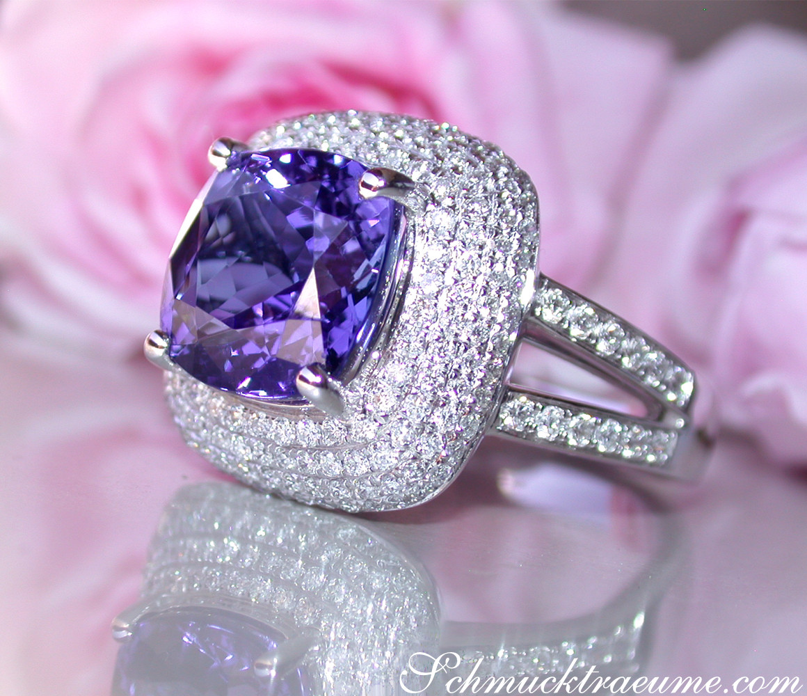 Weißgold-Ring mit Carré-Tansanit und Brillanten auf Rosenblüte